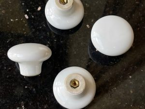 Núm tay nắm sứ trắng cổ điển